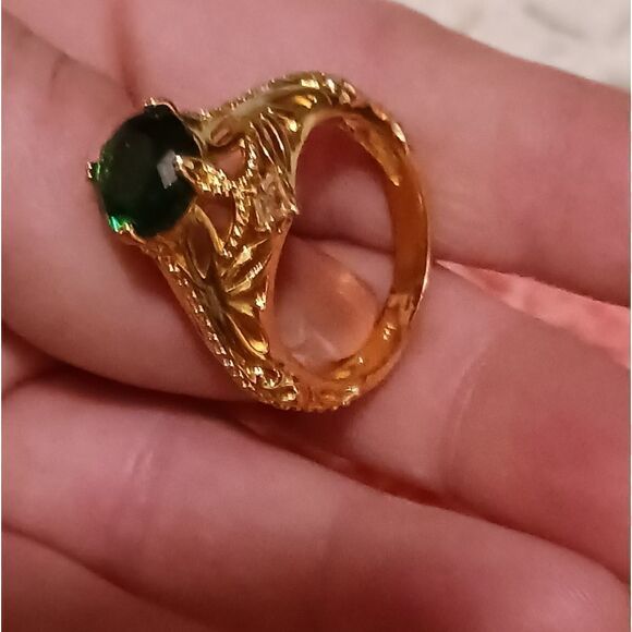 Gold ring with a dark green brilliant step cut stone, size 10 - Picture 1 of 10